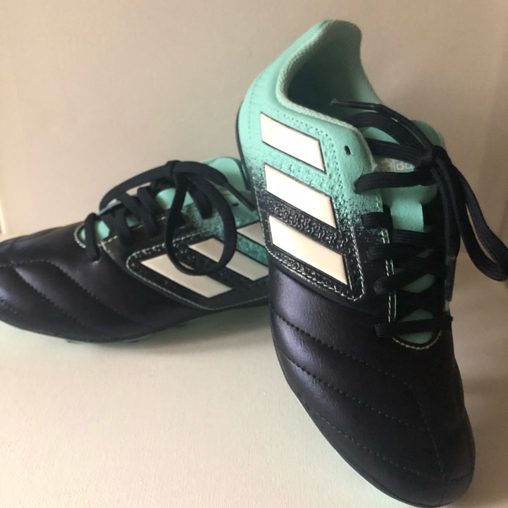 Adidas indoor Soccer Shoes Boys sz 2 1/2
